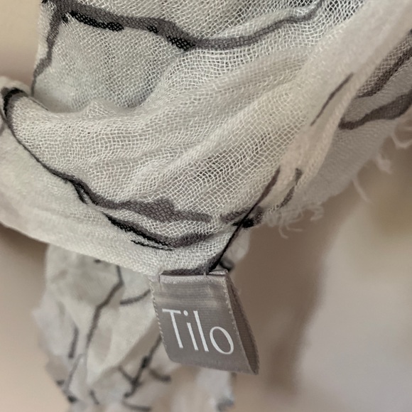 TILO lightweight and soft scarf - Picture 3 of 3